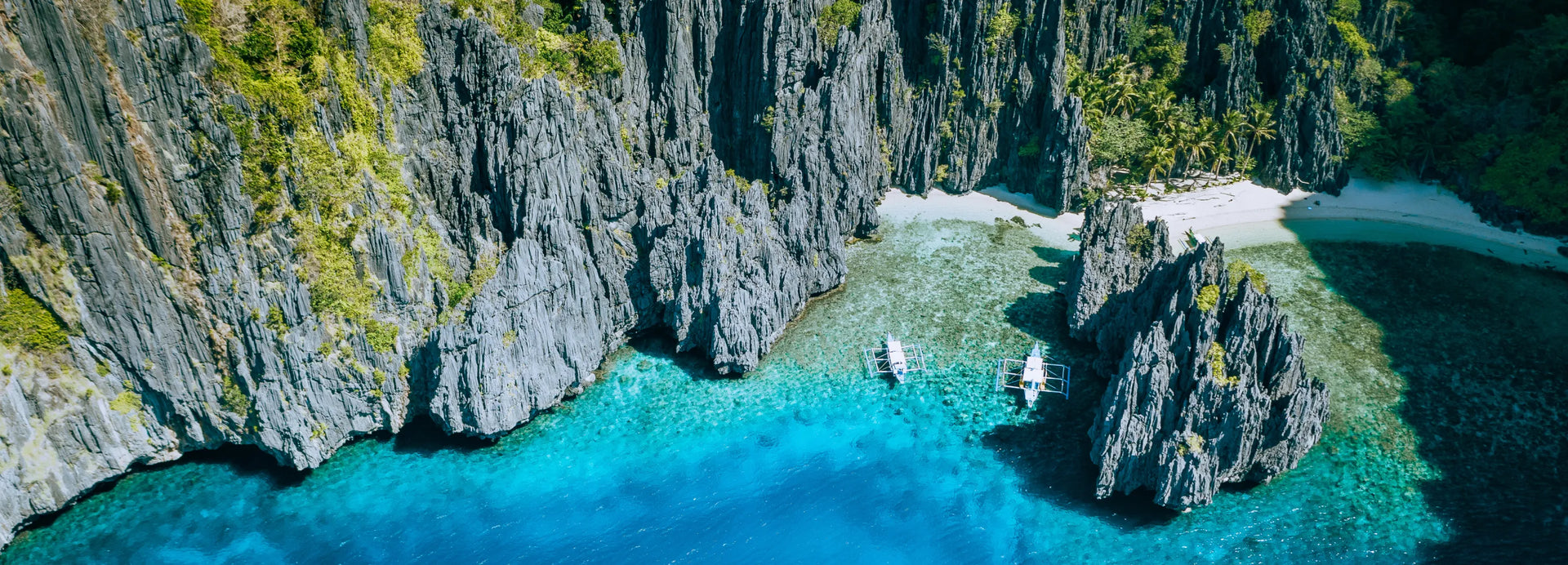 谷底に流れる川の写真